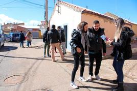 Los veinteañeros, Naira, Laura y Víctor, revisando los documentos