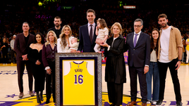 Pau Gasol acompañado de toda su familia.