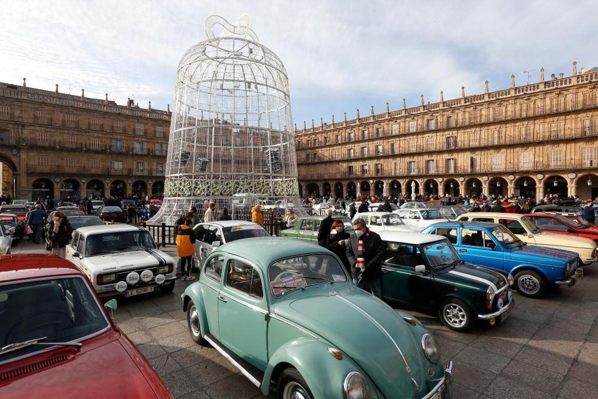 Concentración de vehículos históricos en la Plaza Mayor de Salamanca.