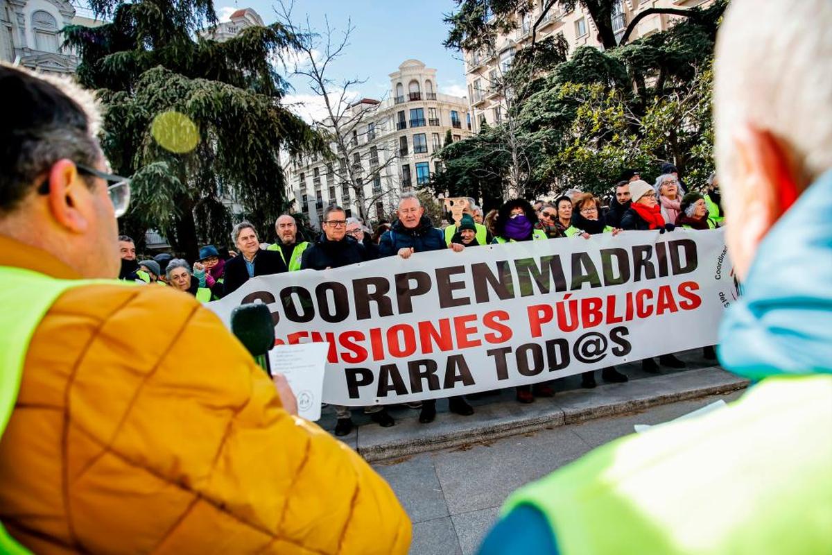 Varias personas se manifiestan por la mejora del sistema público de pensiones frente al Congreso de los Diputados, en una foto de archivo