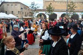 Los bailes populares precedieron al convite en la plazuela del Buen Alcalde y atrajeron todas las miradas.