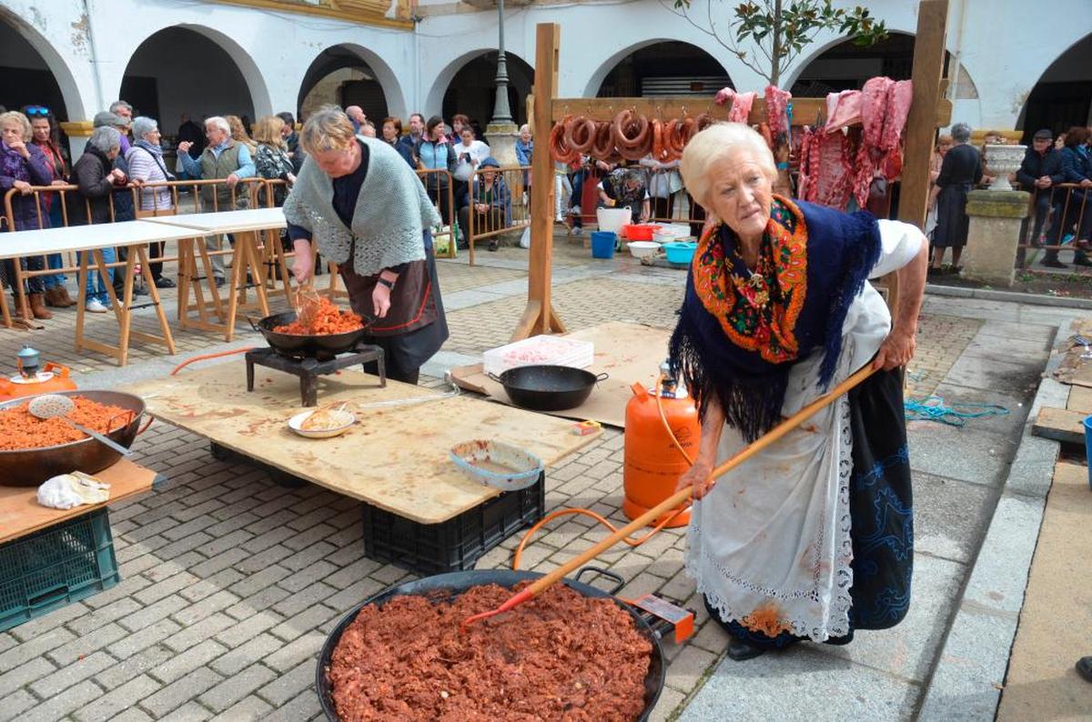 Elaboración de platos típicos y exhibición de piezas del cerdo.