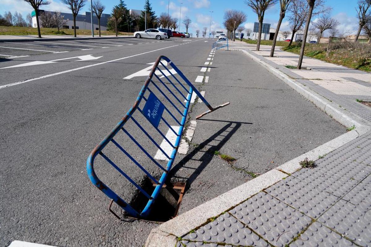 Las alcantarillas al descubierto de la calle ‘los Mozárabes’ de Puente Ladrillo