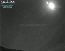 Una bola de fuego proveniente de un meteorito se observa en el cielo.