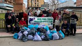 Participantes en la jornada de limpieza en el río de Béjar. TEL