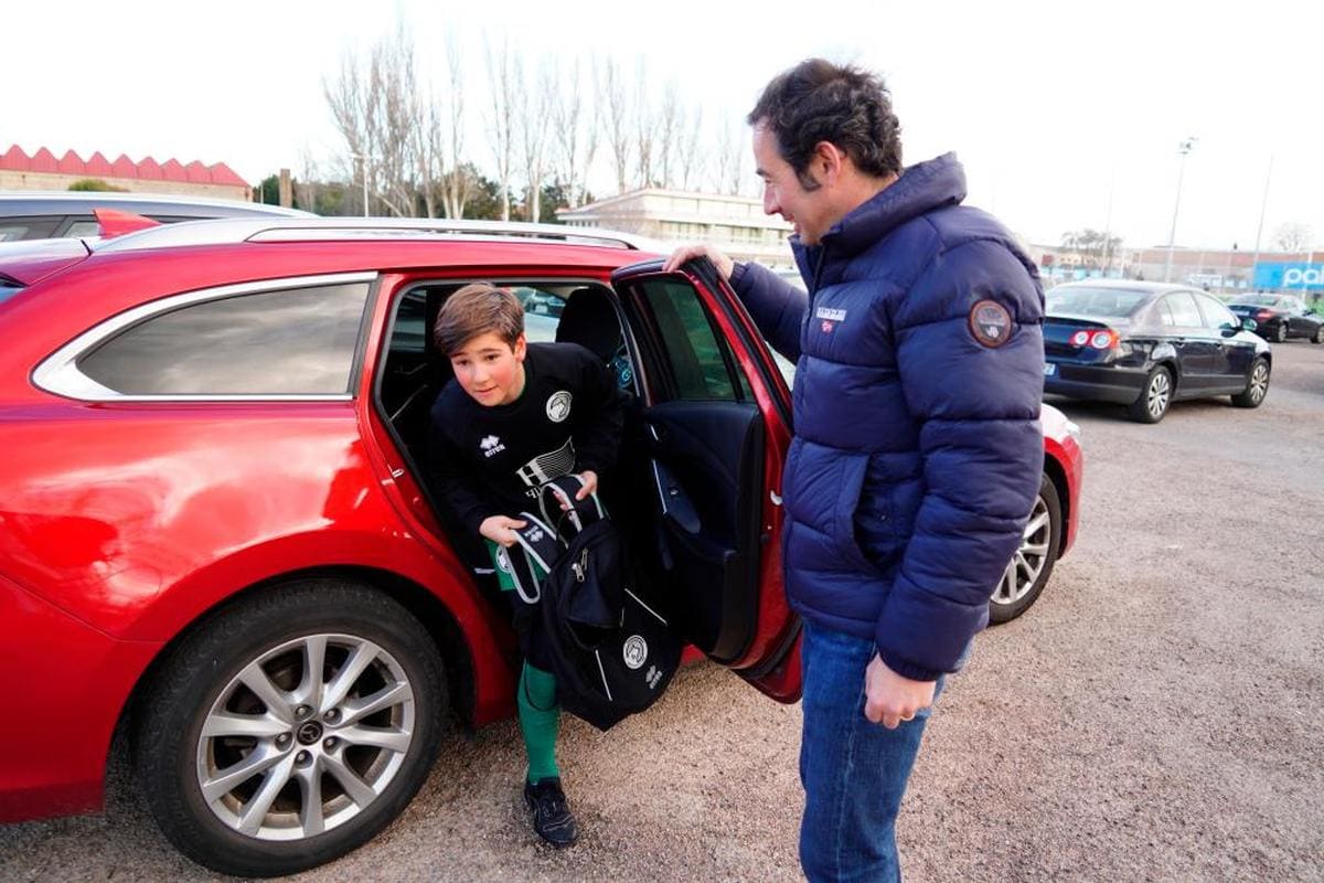 El pequeño Alejandro García baja del coche tras completar uno de sus viajes entre Zamora y Salamanca.