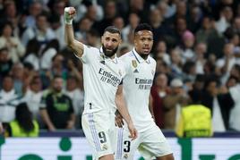 Benzema  y Milatao celebran uno de los goles en un partido de Champions.