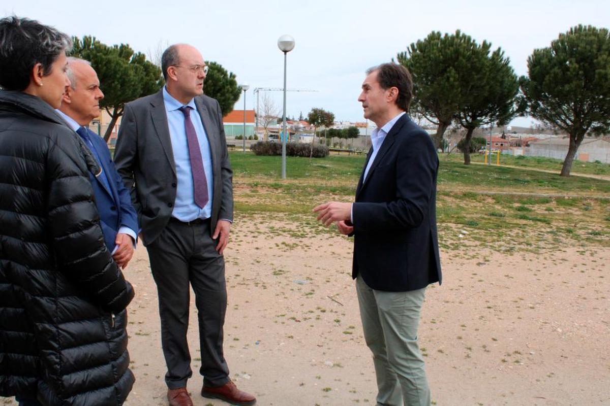 En la visita a los terrenos del nuevo colegio de la localidad de Aldeatejada: Patricia Sánchez, Ángel Morín, José Miguel Sáez y Enrique García