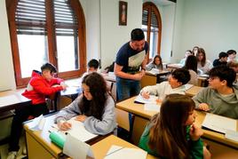 Los alumnos italianos reciben las explicaciones del profesor de español