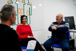 El presidente de ALCER Salamanca, Juan Carlos Sánchez; María Elices y Francisco Rocher, en la sede de la asociación.