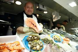 Venta de salmón en una de las pescaderías.