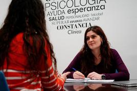 La psicóloga del programa de terapias de salud mental infantojuvenil de la asociación Salud Mental Salamanca, María Hernández, hablando con una paciente.