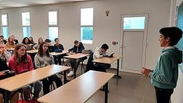 Marco Pérez impartiendo una clase en un colegio de Arles, en su estancia en la ciudad francesa.