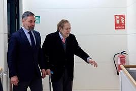 El presidente de VOX, Santiago Abascal, y el candidato de la moción de censura, el profesor Ramón Tamames, a su llegada a una comparecencia ante los medios en el Congreso de los Diputados.
