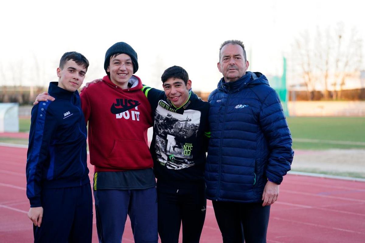 Diego Ruiz (izquierda) junto Víctor Toro, Alberto Mangas y su preparador José María Cordero.