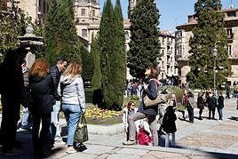 Una turista contempla la Catedral desde la plaza de Anaya