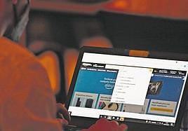 Una persona consulta la web de Amazon