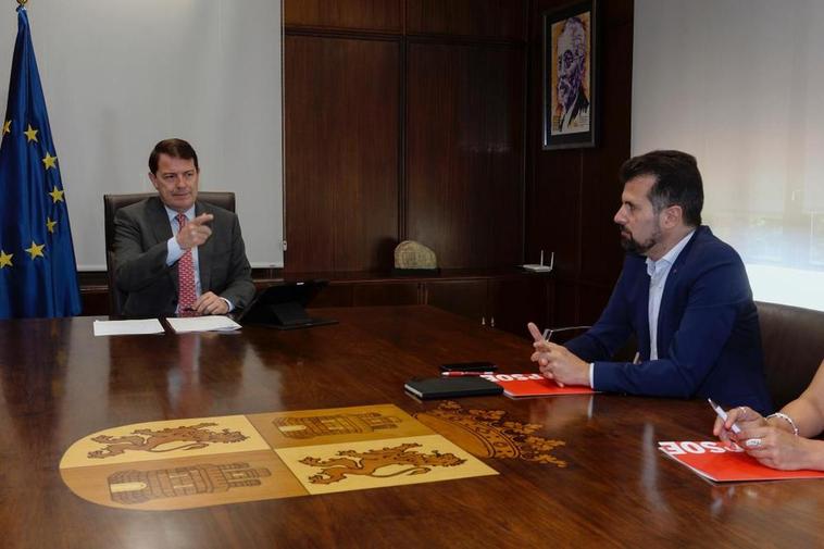 Imagen de archivo de una reunión entre Alfonso Fernández Mañueco y Luis Tudanca.
