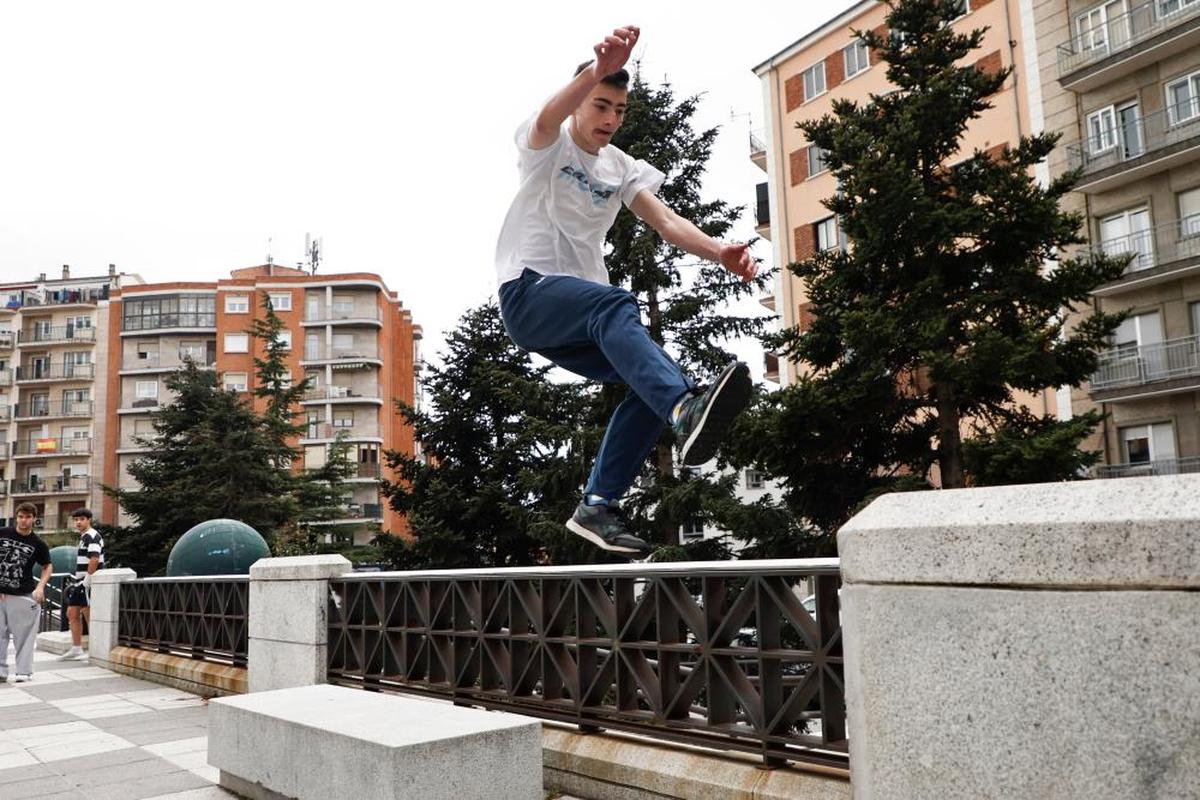 Un joven realiza un salto acrobático.