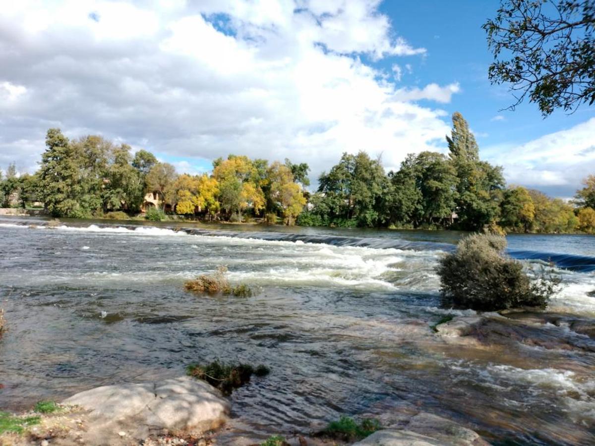 Las aguas del tramo alto del río Tormes, a su paso por Puente del Congosto