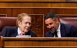 El candidato de la moción de censura, el profesor y economista Ramón Tamames (i) y el líder de Vox, Santiago Abascal.