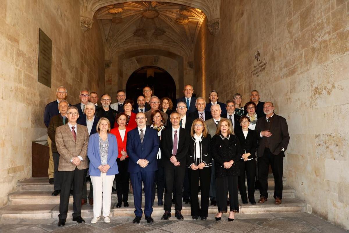 Los homenajeados junto al rector y vicerrectores