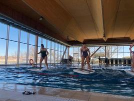 Usuarios en la piscina de San José en el programa que usa equipamiento para actividades en el agua en vertical.