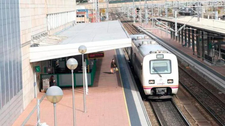 Quejas por un nuevo problema en el trayecto Salamanca-Valladolid: un tren con hora y media de retraso y otro con transbordo