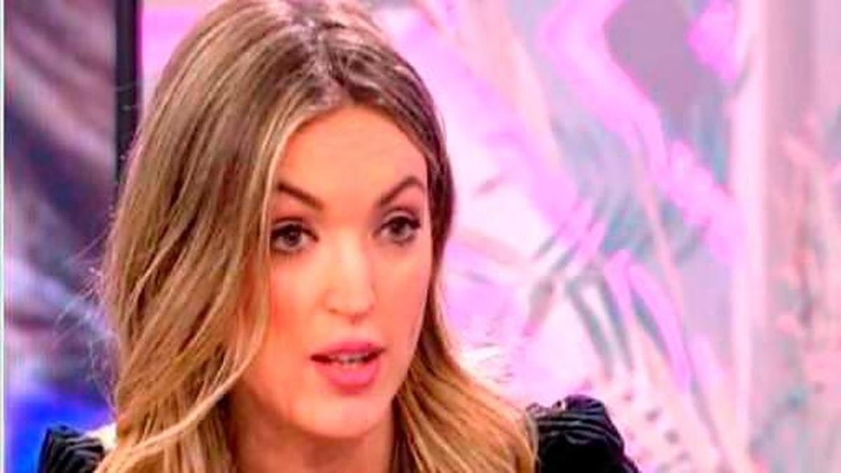 Marta Riesco con cara de sorpresa en un plató de televisión.