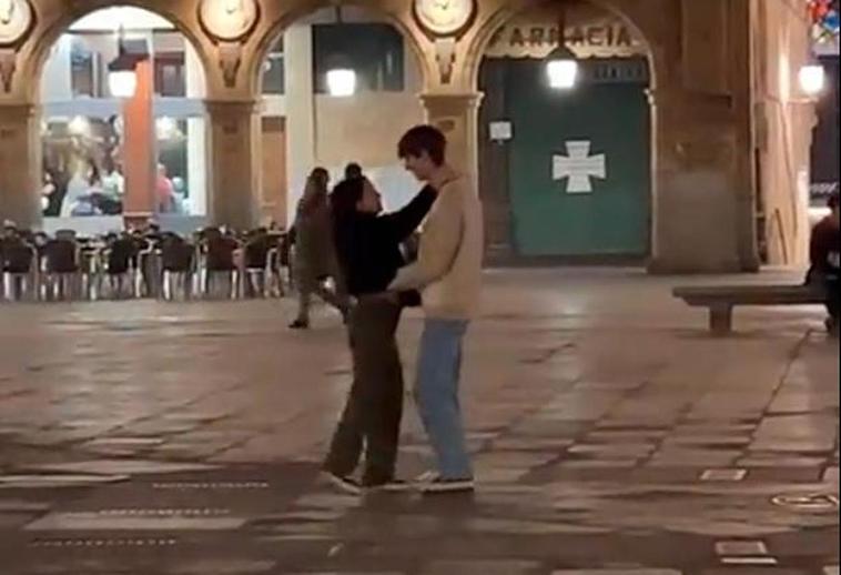 ¡Qué viva el amor! El romántico baile de una pareja en la Plaza Mayor