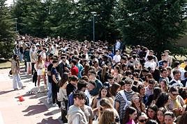Así era la cola para coger el autobús que llevaría al festival a los jóvenes