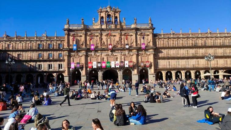 El ambiente en la Plaza Mayor de Salamanca este domingo.