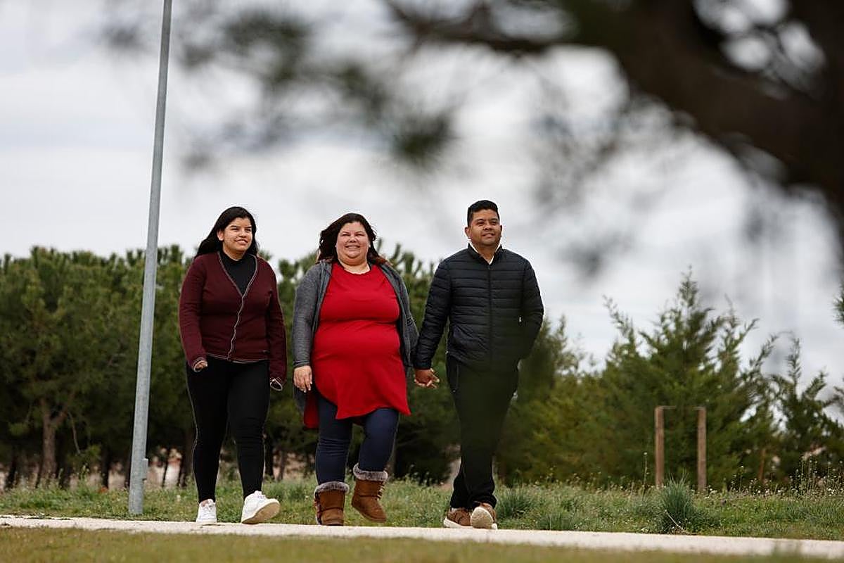 Lauren y su familia pasea por una de las zonas verdes de la ciudad de Salamanca.