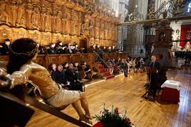 Francisco García, “Poeta ante la Cruz” de este año, recitando sus versos frente al Cristo de la Agonía.