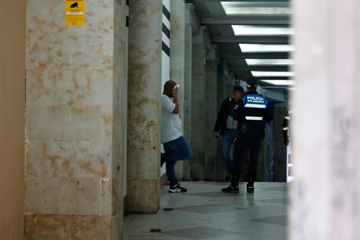 El herido en la agresión se tapa la cara en el pasaje de la Plaza Mayor