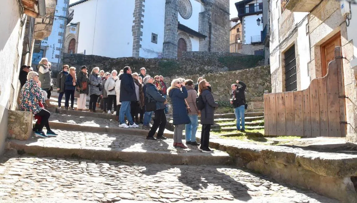 Un grupo de turistas en la Cuesta de la Romana de Candelario.