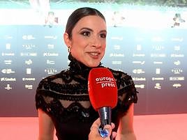 Blanca Paloma emocionada responde a la prensa.