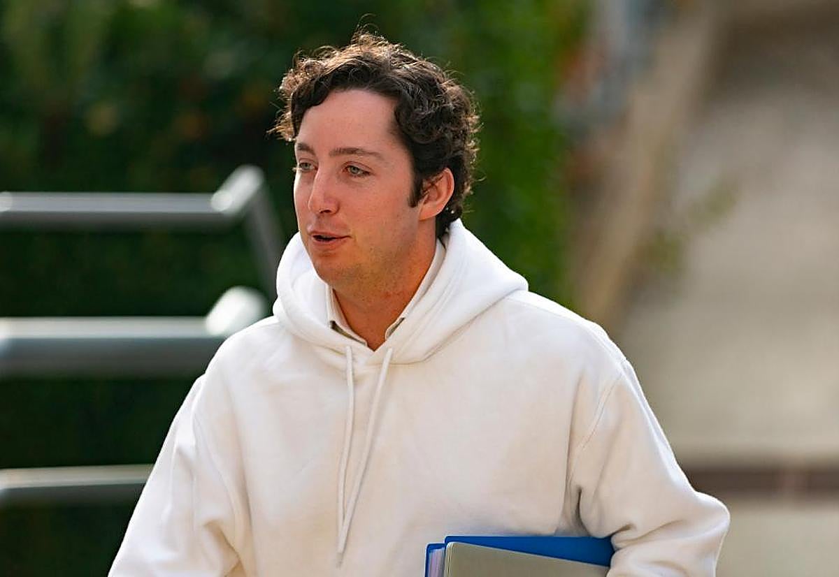 Francisco Nicolás Gómez Iglesias, conocido como ‘El Pequeño Nicolás’, a su llegada a un juicio en la Audiencia Provincial de Madrid