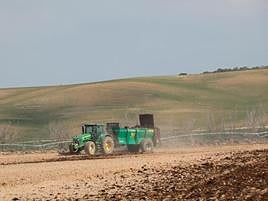 Un tractor en plena faena en el campo