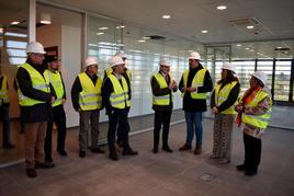 La delegada del Gobierno, Virginia Barcones, la subdelegada Encarnación Pérez, y el alcalde de Santa Marta, David Mingo, junto a los responsables del proyecto y representantes de la Guardia Civil, en la visita al nuevo cuartel de Santa Marta