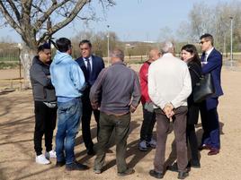 Rodríguez y Carbayo, con usuarios de los huertos. GUZÓN