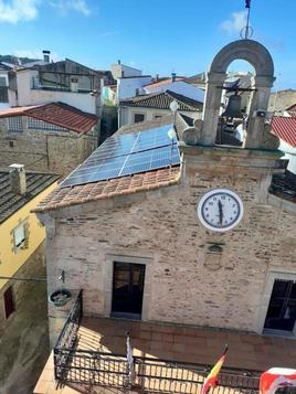 Placas solares en un edificio municipal.