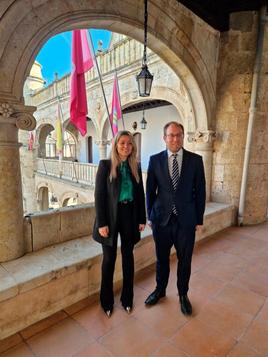 La delegada municipal de Hacienda, Laura Vicente, con el alcalde mirobrigense, Marcos Iglesias.