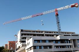 Obras de construcción de un edificio de viviendas en la ciudad.