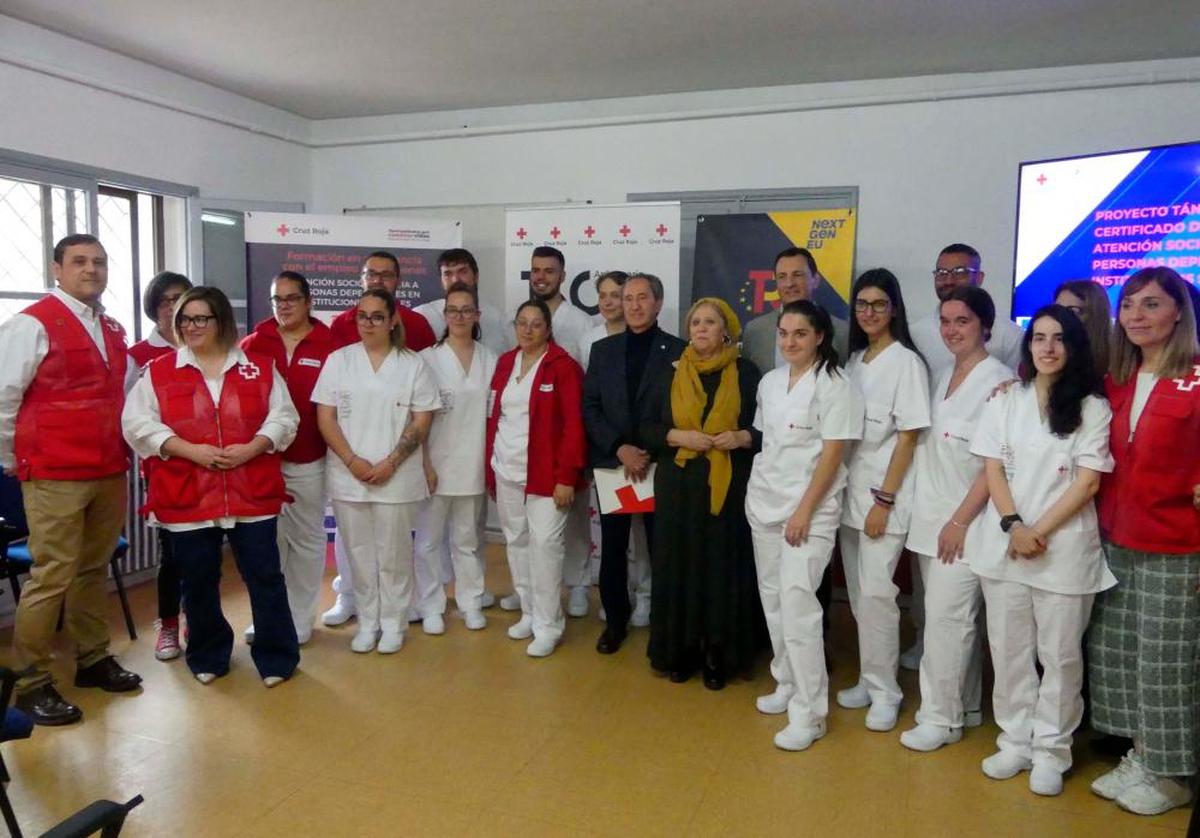 Los 15 jóvenes seleccionados, acompañados por el presidente de Cruz Roja en Salamanca, Jesús Juanes Galindo; la subdelegada del Gobierno en Salamanca, Encarnación Pérez; el director provincial del SEPE, Ángel Jiménez y la coordinadora de programas de formación y empleo en el SEPE, Silvia Hernández