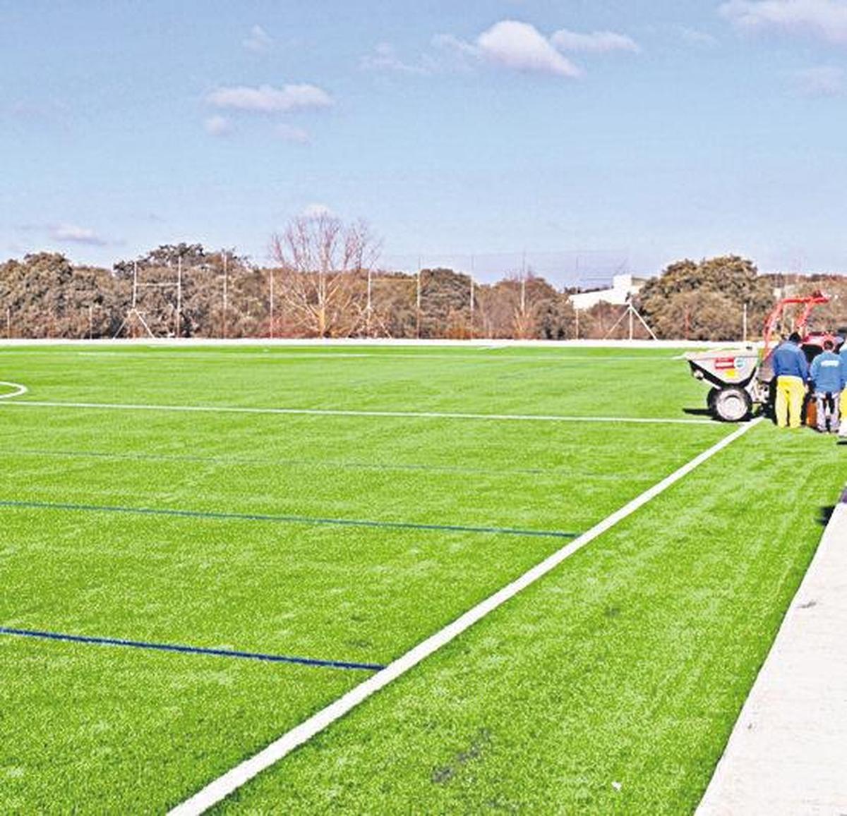 El césped artificial del campo de fútbol