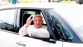 El Papa Francisco saluda a la salida de la clínica Gemelli