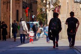 Escolares, tras salir del colegio, caminando por el centro de la ciudad de Salamanca