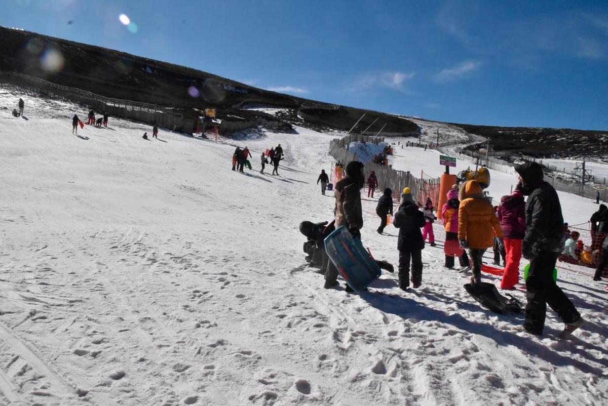 Imagen de aficionados a la nieve en los tramos habilitados como parque de nieve en la segunda jornada de apertura