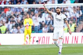 Benzema, celebrando uno de los tres goles que anotó al Valladolid